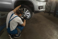 Entretien de voiture rapide par un garagiste  